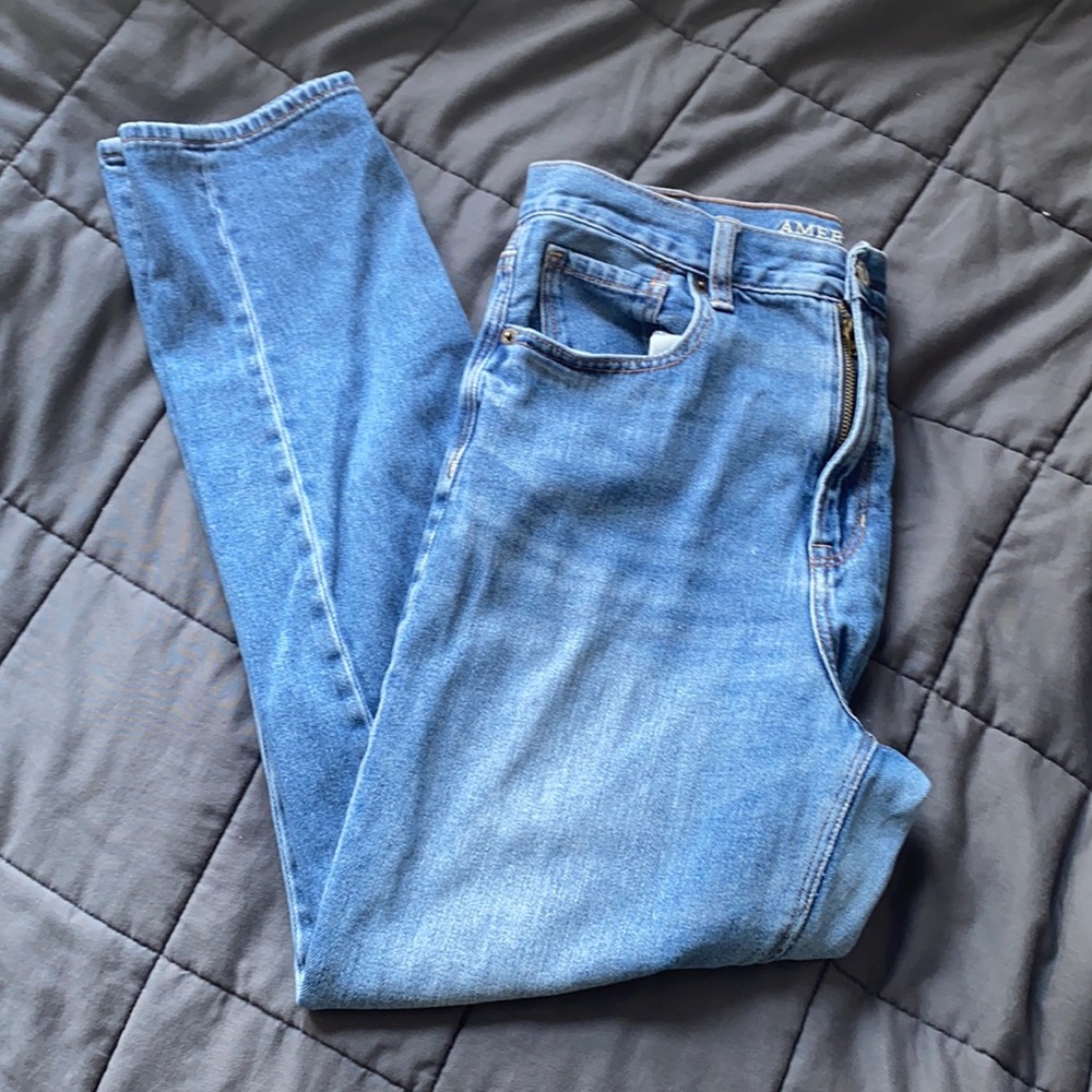 american eagle medium wash high rise mom jeans!